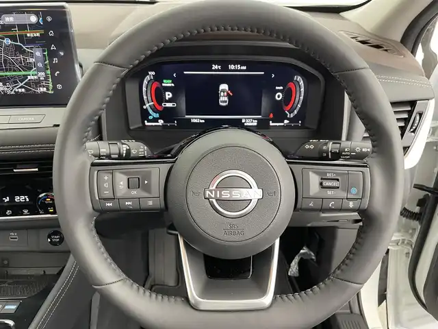 日産 エクストレイル G e－4ORCE 富山県 2025(令7)年 0.1万km ブリリアントホワイトパール 純正12.3型ナビ（AM/FM/BT/USB/フルセグ）/全方位カメラ/ETC/ヘッドアップディスプレイ/レザーシート/D/N席パワーシート/D席メモリシート/シートヒーター/ハンドルヒーター/ブラインドスポットモニター/衝突被害軽減システム/レーダークルーズコントロール/レーンキープアシスト/コーナーセンサー/横滑り防止装置/デジタルインナーミラー/オートホールド付電子パーキング/純正アルミホイール/純正フロアマット/オートLEDライト/置くだけ充電/革巻きステアリング/ステアリングスイッチ/スマートキー/スペアキー