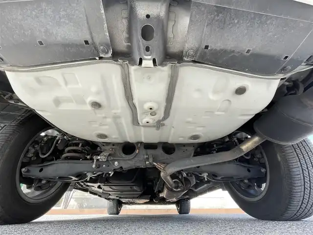 トヨタ ハリアー プレミアム 滋賀県 2018(平30)年 5.8万km ホワイトパールクリスタルシャイン 社外フロントエアロパーツ　TRD/純正9インチナビ　【NSZT-Y66T】/（AM/FM/CD/DVD/SD/フルセグ/Bluetooth）/ETC2.0/バックカメラ/ドライブレコーダー/運転席パワーシート/プリクラッシュブレーキアシスト/横滑り防止装置/レーダークルーズコントロール/レーンキープアシスト/クリアランスソナー/電動パーキングブレーキ/ブレーキホールド/電動リアゲート/電動格納ミラー/オートライト/オートマチックハイビーム/フロントフォグ/LEDヘッドライト/ウッドコンビステアリング/ステアリングスイッチ/純正フロアマット/ECOモード/PWRモード/プッシュスタート/スマートキー/スペアキー/フルオートエアコン