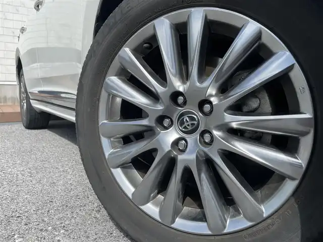 トヨタ ハリアー プレミアム 滋賀県 2018(平30)年 5.8万km ホワイトパールクリスタルシャイン 社外フロントエアロパーツ　TRD/純正9インチナビ　【NSZT-Y66T】/（AM/FM/CD/DVD/SD/フルセグ/Bluetooth）/ETC2.0/バックカメラ/ドライブレコーダー/運転席パワーシート/プリクラッシュブレーキアシスト/横滑り防止装置/レーダークルーズコントロール/レーンキープアシスト/クリアランスソナー/電動パーキングブレーキ/ブレーキホールド/電動リアゲート/電動格納ミラー/オートライト/オートマチックハイビーム/フロントフォグ/LEDヘッドライト/ウッドコンビステアリング/ステアリングスイッチ/純正フロアマット/ECOモード/PWRモード/プッシュスタート/スマートキー/スペアキー/フルオートエアコン