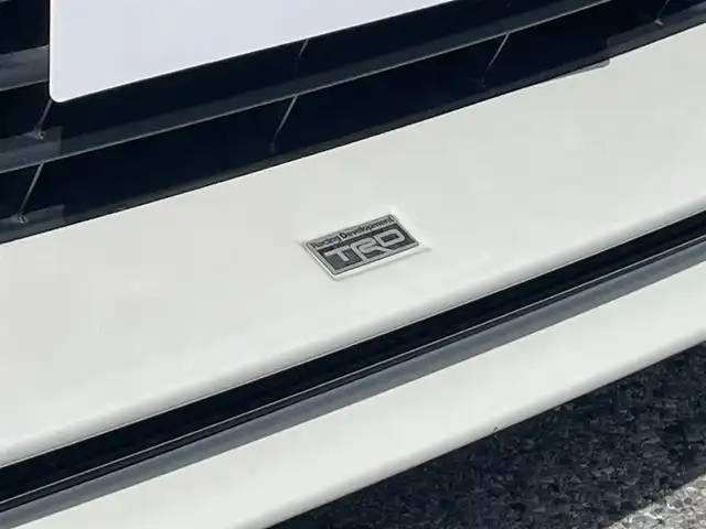トヨタ ハリアー プレミアム 滋賀県 2018(平30)年 5.8万km ホワイトパールクリスタルシャイン 社外フロントエアロパーツ　TRD/純正9インチナビ　【NSZT-Y66T】/（AM/FM/CD/DVD/SD/フルセグ/Bluetooth）/ETC2.0/バックカメラ/ドライブレコーダー/運転席パワーシート/プリクラッシュブレーキアシスト/横滑り防止装置/レーダークルーズコントロール/レーンキープアシスト/クリアランスソナー/電動パーキングブレーキ/ブレーキホールド/電動リアゲート/電動格納ミラー/オートライト/オートマチックハイビーム/フロントフォグ/LEDヘッドライト/ウッドコンビステアリング/ステアリングスイッチ/純正フロアマット/ECOモード/PWRモード/プッシュスタート/スマートキー/スペアキー/フルオートエアコン