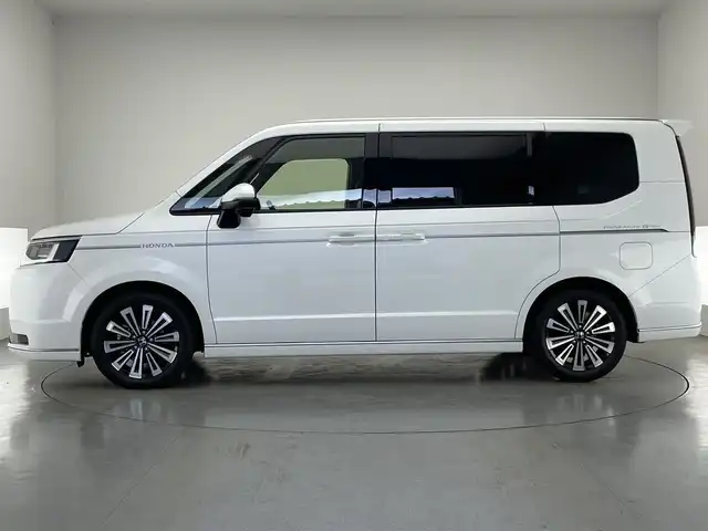 ホンダ ステップワゴン スパーダ eHEV プレミアムライン 愛知県 2023(令5)年 1.1万km プラチナホワイトパール 純正１１．４インチナビ/ホンダセンシング/ブラインドスポットモニター/パドルシフト/両側パワースライドドア/パワーバックドア/ミラー型ドラレコ/アラウンドビューモニター/レーダークルーズコントロール/フルセグTV/DVD/ハーフレザーシート/シートヒーター/LEDオートライト/フォグランプ/純正アルミホイール/ETC/コーナーセンサー/衝突被害軽減ブレーキ/禁煙車