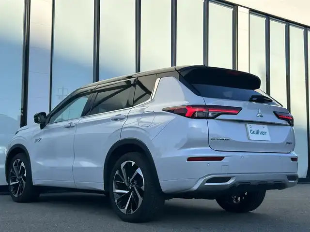 三菱 アウトランダー ＰＨＥＶ P 大阪府 2022(令4)年 1.5万km パールⅡ ＢＯＳＥサウンド　/マイパイロット/純正　インチディスプレイオーディオ　/   ＴＶ/Bluetooth/USB/100V電源　/衝突軽減ブレーキ/クリアランスソナー　/全方位モニター　/ブラインドスポットモニター/レーダークルーズコントロール/レーンキープアシスト/アイドリングストップ　/シートヒーター（1列目、2列目）　/電動リアゲート/前席パワーシート（運転席メモリー付き）/前後ドライブレコーダー　/ワイヤレス充電/レザーシート/純正フロアマット/プッシュスタート/スマートキー　/ＥＴＣ　/ＬＥＤ