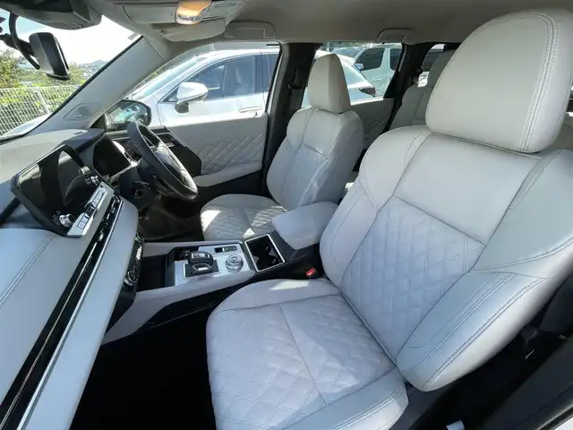 三菱 アウトランダー ＰＨＥＶ P 大阪府 2022(令4)年 1.5万km パールⅡ ＢＯＳＥサウンド　/マイパイロット/純正　インチディスプレイオーディオ　/   ＴＶ/Bluetooth/USB/100V電源　/衝突軽減ブレーキ/クリアランスソナー　/全方位モニター　/ブラインドスポットモニター/レーダークルーズコントロール/レーンキープアシスト/アイドリングストップ　/シートヒーター（1列目、2列目）　/電動リアゲート/前席パワーシート（運転席メモリー付き）/前後ドライブレコーダー　/ワイヤレス充電/レザーシート/純正フロアマット/プッシュスタート/スマートキー　/ＥＴＣ　/ＬＥＤ