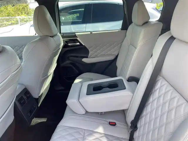 三菱 アウトランダー ＰＨＥＶ P 大阪府 2022(令4)年 1.5万km パールⅡ ＢＯＳＥサウンド　/マイパイロット/純正　インチディスプレイオーディオ　/   ＴＶ/Bluetooth/USB/100V電源　/衝突軽減ブレーキ/クリアランスソナー　/全方位モニター　/ブラインドスポットモニター/レーダークルーズコントロール/レーンキープアシスト/アイドリングストップ　/シートヒーター（1列目、2列目）　/電動リアゲート/前席パワーシート（運転席メモリー付き）/前後ドライブレコーダー　/ワイヤレス充電/レザーシート/純正フロアマット/プッシュスタート/スマートキー　/ＥＴＣ　/ＬＥＤ