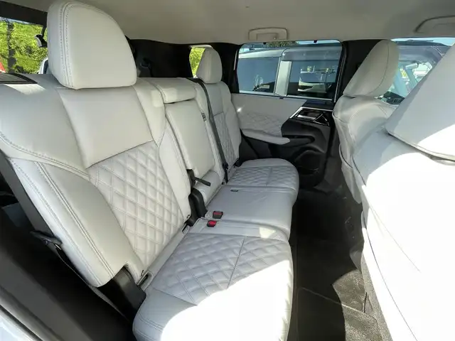 三菱 アウトランダー ＰＨＥＶ P 大阪府 2022(令4)年 1.5万km パールⅡ ＢＯＳＥサウンド　/マイパイロット/純正　インチディスプレイオーディオ　/   ＴＶ/Bluetooth/USB/100V電源　/衝突軽減ブレーキ/クリアランスソナー　/全方位モニター　/ブラインドスポットモニター/レーダークルーズコントロール/レーンキープアシスト/アイドリングストップ　/シートヒーター（1列目、2列目）　/電動リアゲート/前席パワーシート（運転席メモリー付き）/前後ドライブレコーダー　/ワイヤレス充電/レザーシート/純正フロアマット/プッシュスタート/スマートキー　/ＥＴＣ　/ＬＥＤ