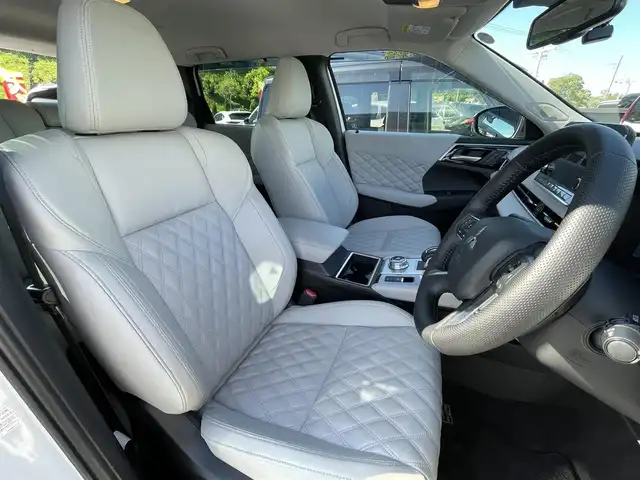 三菱 アウトランダー ＰＨＥＶ P 大阪府 2022(令4)年 1.5万km パールⅡ ＢＯＳＥサウンド　/マイパイロット/純正　インチディスプレイオーディオ　/   ＴＶ/Bluetooth/USB/100V電源　/衝突軽減ブレーキ/クリアランスソナー　/全方位モニター　/ブラインドスポットモニター/レーダークルーズコントロール/レーンキープアシスト/アイドリングストップ　/シートヒーター（1列目、2列目）　/電動リアゲート/前席パワーシート（運転席メモリー付き）/前後ドライブレコーダー　/ワイヤレス充電/レザーシート/純正フロアマット/プッシュスタート/スマートキー　/ＥＴＣ　/ＬＥＤ