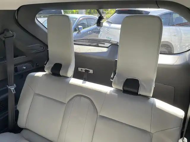 三菱 アウトランダー ＰＨＥＶ P 大阪府 2022(令4)年 1.5万km パールⅡ ＢＯＳＥサウンド　/マイパイロット/純正　インチディスプレイオーディオ　/   ＴＶ/Bluetooth/USB/100V電源　/衝突軽減ブレーキ/クリアランスソナー　/全方位モニター　/ブラインドスポットモニター/レーダークルーズコントロール/レーンキープアシスト/アイドリングストップ　/シートヒーター（1列目、2列目）　/電動リアゲート/前席パワーシート（運転席メモリー付き）/前後ドライブレコーダー　/ワイヤレス充電/レザーシート/純正フロアマット/プッシュスタート/スマートキー　/ＥＴＣ　/ＬＥＤ