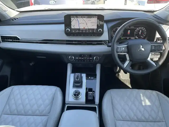 三菱 アウトランダー ＰＨＥＶ P 大阪府 2022(令4)年 1.5万km パールⅡ ＢＯＳＥサウンド　/マイパイロット/純正　インチディスプレイオーディオ　/   ＴＶ/Bluetooth/USB/100V電源　/衝突軽減ブレーキ/クリアランスソナー　/全方位モニター　/ブラインドスポットモニター/レーダークルーズコントロール/レーンキープアシスト/アイドリングストップ　/シートヒーター（1列目、2列目）　/電動リアゲート/前席パワーシート（運転席メモリー付き）/前後ドライブレコーダー　/ワイヤレス充電/レザーシート/純正フロアマット/プッシュスタート/スマートキー　/ＥＴＣ　/ＬＥＤ