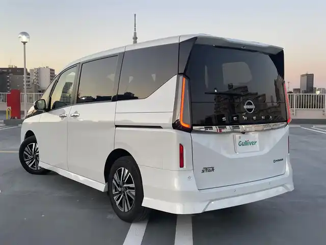 日産 セレナ e－パワー ハイウェイスター V 東京都 2023(令5)年 2.2万km プリズムホワイト ワンオーナー/純正ナビ（BT/地デジTV）/バックカメラ・サイドビューカメラ/全方位カメラ/純正フリップダウンモニター/デジタルインナーミラー/両側パワースライドドア/純正１６インチアルミ/ETC２．０/エンジンプッシュボタン/スマートキー/プロパイロット/e-Pedal Step/走行支援機能/インテリジェントブレーキ/衝突回避ステアリング/踏み間違い衝突防止アシスト/進入禁止標識検知/先行車発進お知らせ/車線逸脱警報/ふらつき警報/スマートキー/純正マット/スペアキー１本/保証書・取説