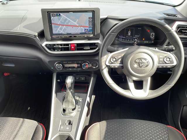 トヨタ ライズ Z 長野県 2023(令5)年 2万km ブラックマイカメタリック/ターコイズブルーマイカメタリック 禁煙車/社外9インチナビ/【MDV-M909HDL】/(CD/DVD/フルセグTV/Bluetooth)/スマートアシスト/・パノラマモニター/・衝突警報機能/・衝突回避支援ブレーキ/・車線逸脱抑制制御機能/・車線逸脱警報機能/・先行車発進お知らせ機能/・全車速追従機能付アダプティブクルーズコントロール/・アダプティブドライビングビーム/・オートハイビーム/・ブラインドスポットモニター/・サイドビューランプ/・コーナーセンサー/・レーンキープコントロール/・標識認識機能/ビルトインETC/ドライブレコーダー（F・R）/シートヒーター（D・N席）/革巻きステアリング/ステアリングスイッチ/LEDヘッドライト/フォグランプ/オートライト/アイドリングストップ/スマートキー/Pスタート/電動格納ミラー/純正17インチAW/純正フロアマット/ドアバイザー