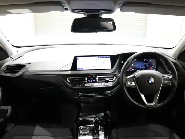 ＢＭＷ １１８ｄ プレイ 静岡県 2023(令5)年 0.8万km アルピンホワイトⅢ 衝突軽減ブレーキ　/ＡＣＣ　/純正１７ＡＷ　/ＥＴＣ　/ＬＥＤ　/バックカメラ　/パワーシート　/電動リアゲート　/ワイヤレス充電　/アンビエントライト　/コンフォートアクセス　/ＬＫＡ　/ＢＳＭ　/スマートキー