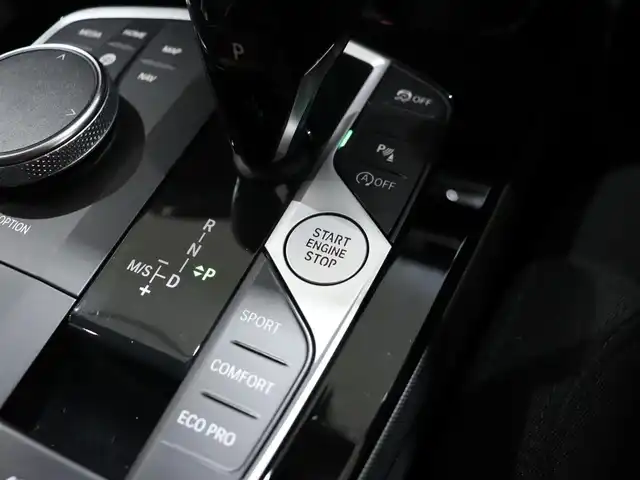 ＢＭＷ １１８ｄ プレイ 静岡県 2023(令5)年 0.8万km アルピンホワイトⅢ 衝突軽減ブレーキ　/ＡＣＣ　/純正１７ＡＷ　/ＥＴＣ　/ＬＥＤ　/バックカメラ　/パワーシート　/電動リアゲート　/ワイヤレス充電　/アンビエントライト　/コンフォートアクセス　/ＬＫＡ　/ＢＳＭ　/スマートキー