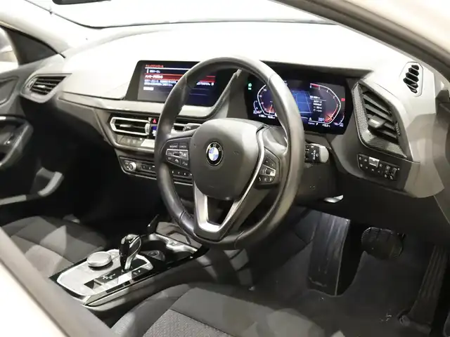 ＢＭＷ １１８ｄ プレイ 静岡県 2023(令5)年 0.8万km アルピンホワイトⅢ 衝突軽減ブレーキ　/ＡＣＣ　/純正１７ＡＷ　/ＥＴＣ　/ＬＥＤ　/バックカメラ　/パワーシート　/電動リアゲート　/ワイヤレス充電　/アンビエントライト　/コンフォートアクセス　/ＬＫＡ　/ＢＳＭ　/スマートキー