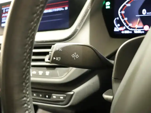 ＢＭＷ １１８ｄ プレイ 静岡県 2023(令5)年 0.8万km アルピンホワイトⅢ 衝突軽減ブレーキ　/ＡＣＣ　/純正１７ＡＷ　/ＥＴＣ　/ＬＥＤ　/バックカメラ　/パワーシート　/電動リアゲート　/ワイヤレス充電　/アンビエントライト　/コンフォートアクセス　/ＬＫＡ　/ＢＳＭ　/スマートキー