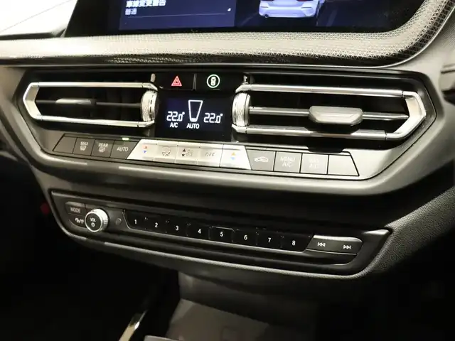 ＢＭＷ １１８ｄ プレイ 静岡県 2023(令5)年 0.8万km アルピンホワイトⅢ 衝突軽減ブレーキ　/ＡＣＣ　/純正１７ＡＷ　/ＥＴＣ　/ＬＥＤ　/バックカメラ　/パワーシート　/電動リアゲート　/ワイヤレス充電　/アンビエントライト　/コンフォートアクセス　/ＬＫＡ　/ＢＳＭ　/スマートキー