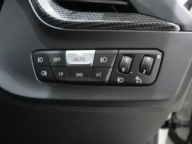 ＢＭＷ １１８ｄ プレイ 静岡県 2023(令5)年 0.8万km アルピンホワイトⅢ 衝突軽減ブレーキ　/ＡＣＣ　/純正１７ＡＷ　/ＥＴＣ　/ＬＥＤ　/バックカメラ　/パワーシート　/電動リアゲート　/ワイヤレス充電　/アンビエントライト　/コンフォートアクセス　/ＬＫＡ　/ＢＳＭ　/スマートキー