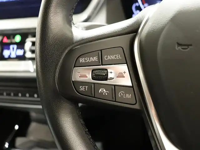 ＢＭＷ １１８ｄ プレイ 静岡県 2023(令5)年 0.8万km アルピンホワイトⅢ 衝突軽減ブレーキ　/ＡＣＣ　/純正１７ＡＷ　/ＥＴＣ　/ＬＥＤ　/バックカメラ　/パワーシート　/電動リアゲート　/ワイヤレス充電　/アンビエントライト　/コンフォートアクセス　/ＬＫＡ　/ＢＳＭ　/スマートキー