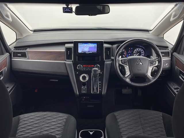 三菱 デリカＤ：５ G 秋田県 2020(令2)年 4.9万km アイガーグレーM/ダイヤモンドブラックマイカ ４WD/社外SDナビ(Bluetooth/CD/フルセグ)/全方位カメラ/ETC/ドライブレコーダー/クルーズコントロール/車線逸脱警報/レーンキープアシスト/両側パワースライドドア/後席用モニター/社外AW/衝突被害軽減システム/横滑り防止装置/LEDヘッドライト/スマートキー