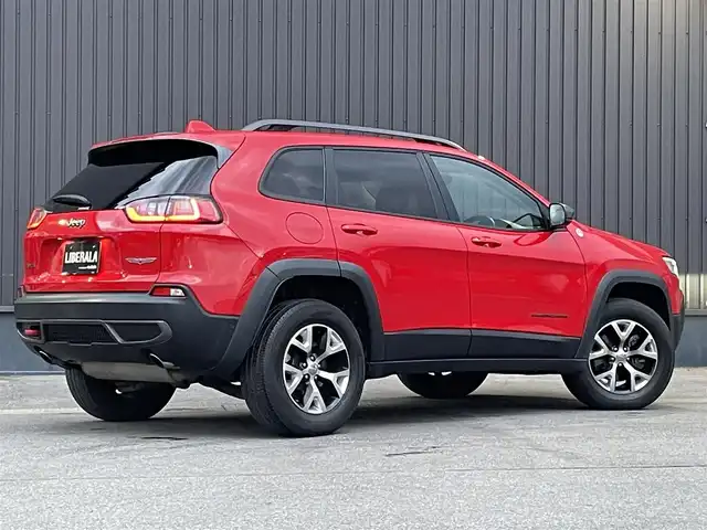 クライスラー・ジープ ジープ チェロキー トレイルホーク 青森県 2019(令1)年 4万km ファイアークラッカーレッド 純正ナビ/(フルセグTV/Bluetooth/AM/FM)/バックカメラ/前席パワーシート/前後ドライブレコーダー/電動リアゲート/ブラインドスポットモニター/パドルシフト/レーダークルーズコントロール/ETC/4WD/レーンキープアシスト/ルーフレール/前後コーナーセンサー/純正アルミホイール/純正フロアマット/オートライト/スマートキー/プッシュエンジンスタート