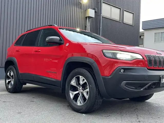 クライスラー・ジープ ジープ チェロキー トレイルホーク 青森県 2019(令1)年 4万km ファイアークラッカーレッド 純正ナビ/(フルセグTV/Bluetooth/AM/FM)/バックカメラ/前席パワーシート/前後ドライブレコーダー/電動リアゲート/ブラインドスポットモニター/パドルシフト/レーダークルーズコントロール/ETC/4WD/レーンキープアシスト/ルーフレール/前後コーナーセンサー/純正アルミホイール/純正フロアマット/オートライト/スマートキー/プッシュエンジンスタート