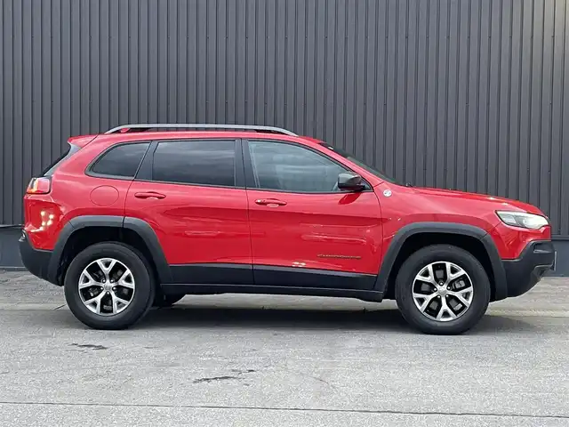クライスラー・ジープ ジープ チェロキー トレイルホーク 青森県 2019(令1)年 4万km ファイアークラッカーレッド 純正ナビ/(フルセグTV/Bluetooth/AM/FM)/バックカメラ/前席パワーシート/前後ドライブレコーダー/電動リアゲート/ブラインドスポットモニター/パドルシフト/レーダークルーズコントロール/ETC/4WD/レーンキープアシスト/ルーフレール/前後コーナーセンサー/純正アルミホイール/純正フロアマット/オートライト/スマートキー/プッシュエンジンスタート