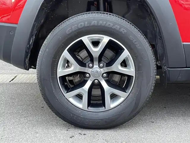 クライスラー・ジープ ジープ チェロキー トレイルホーク 青森県 2019(令1)年 4万km ファイアークラッカーレッド 純正ナビ/(フルセグTV/Bluetooth/AM/FM)/バックカメラ/前席パワーシート/前後ドライブレコーダー/電動リアゲート/ブラインドスポットモニター/パドルシフト/レーダークルーズコントロール/ETC/4WD/レーンキープアシスト/ルーフレール/前後コーナーセンサー/純正アルミホイール/純正フロアマット/オートライト/スマートキー/プッシュエンジンスタート