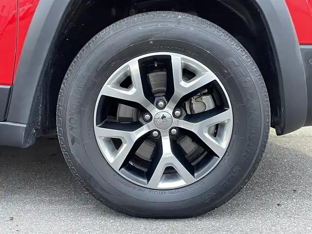 クライスラー・ジープ ジープ チェロキー トレイルホーク 青森県 2019(令1)年 4万km ファイアークラッカーレッド 純正ナビ/(フルセグTV/Bluetooth/AM/FM)/バックカメラ/前席パワーシート/前後ドライブレコーダー/電動リアゲート/ブラインドスポットモニター/パドルシフト/レーダークルーズコントロール/ETC/4WD/レーンキープアシスト/ルーフレール/前後コーナーセンサー/純正アルミホイール/純正フロアマット/オートライト/スマートキー/プッシュエンジンスタート