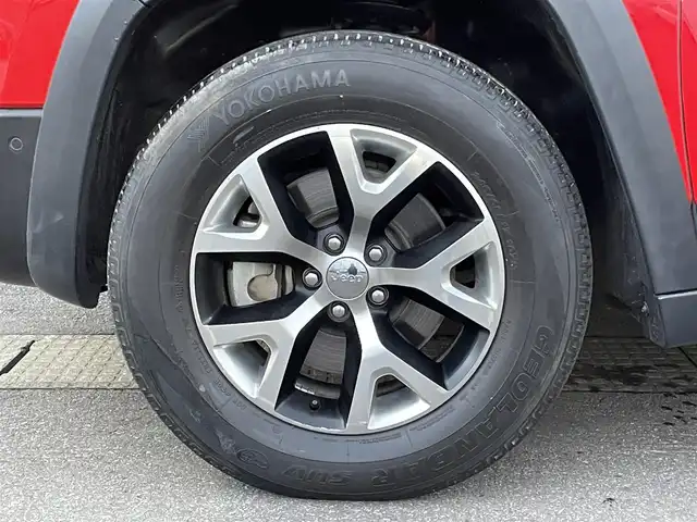 クライスラー・ジープ ジープ チェロキー トレイルホーク 青森県 2019(令1)年 4万km ファイアークラッカーレッド 純正ナビ/(フルセグTV/Bluetooth/AM/FM)/バックカメラ/前席パワーシート/前後ドライブレコーダー/電動リアゲート/ブラインドスポットモニター/パドルシフト/レーダークルーズコントロール/ETC/4WD/レーンキープアシスト/ルーフレール/前後コーナーセンサー/純正アルミホイール/純正フロアマット/オートライト/スマートキー/プッシュエンジンスタート