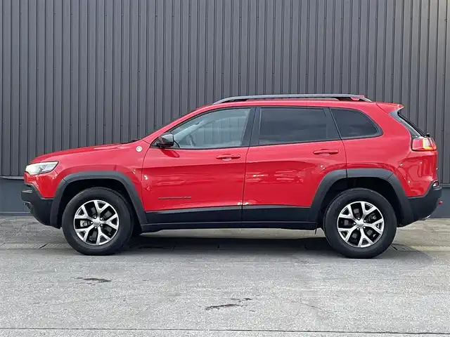 クライスラー・ジープ ジープ チェロキー トレイルホーク 青森県 2019(令1)年 4万km ファイアークラッカーレッド 純正ナビ/(フルセグTV/Bluetooth/AM/FM)/バックカメラ/前席パワーシート/前後ドライブレコーダー/電動リアゲート/ブラインドスポットモニター/パドルシフト/レーダークルーズコントロール/ETC/4WD/レーンキープアシスト/ルーフレール/前後コーナーセンサー/純正アルミホイール/純正フロアマット/オートライト/スマートキー/プッシュエンジンスタート