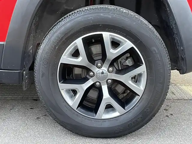 クライスラー・ジープ ジープ チェロキー トレイルホーク 青森県 2019(令1)年 4万km ファイアークラッカーレッド 純正ナビ/(フルセグTV/Bluetooth/AM/FM)/バックカメラ/前席パワーシート/前後ドライブレコーダー/電動リアゲート/ブラインドスポットモニター/パドルシフト/レーダークルーズコントロール/ETC/4WD/レーンキープアシスト/ルーフレール/前後コーナーセンサー/純正アルミホイール/純正フロアマット/オートライト/スマートキー/プッシュエンジンスタート