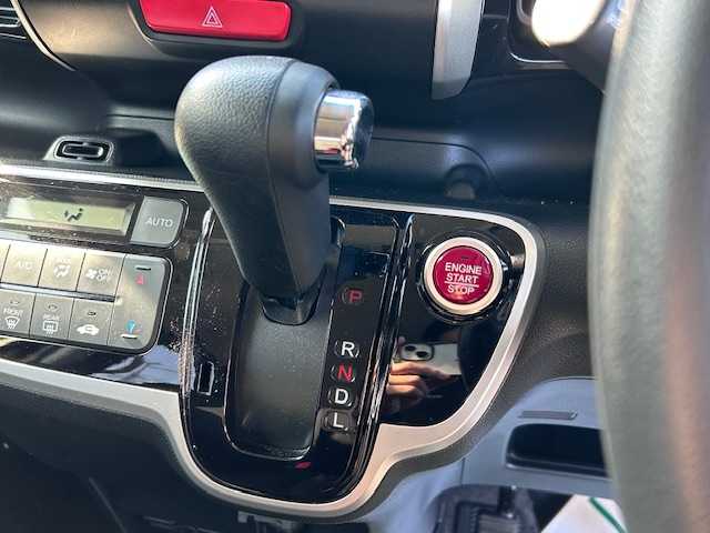 ホンダ Ｎ ＢＯＸ G Lパッケージ 大阪府 2015(平27)年 6.4万km スマートブラック 純正ナビ/バックカメラ/片側パワースライドドア/HIDヘッドライト/ETC/オートライト/ステアリングスイッチ/純正アルミホイール/アイドリングストップ/横滑り防止装置/プッシュスタート/スマートキー