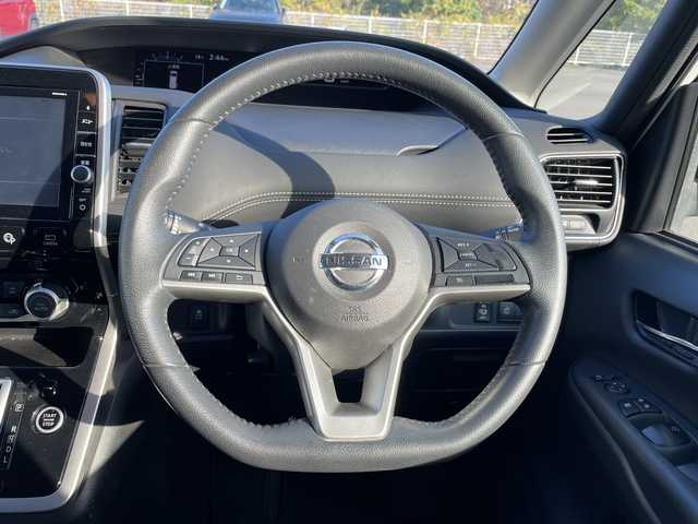 日産 セレナ ハイウェイスター 愛媛県 2017(平29)年 3.3万km ブリリアントホワイトパール 純正ナビ/Bluetooth/CD/DVD/フルセグ/SD/USB/アラウンドビューモニター/バックカメラ/クルーズコントロール/プロパイロット/片側パワースライドドア/ETC/純正16インチAW/純正フロアマット/コーナーセンサー/スマートキー/スペアキー/フォグランプ/保証書/取扱説明書/メンテナンスノート