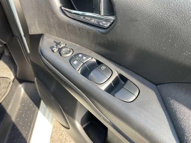 日産 セレナ ハイウェイスター 愛媛県 2017(平29)年 3.3万km ブリリアントホワイトパール 純正ナビ/Bluetooth/CD/DVD/フルセグ/SD/USB/アラウンドビューモニター/バックカメラ/クルーズコントロール/プロパイロット/片側パワースライドドア/ETC/純正16インチAW/純正フロアマット/コーナーセンサー/スマートキー/スペアキー/フォグランプ/保証書/取扱説明書/メンテナンスノート