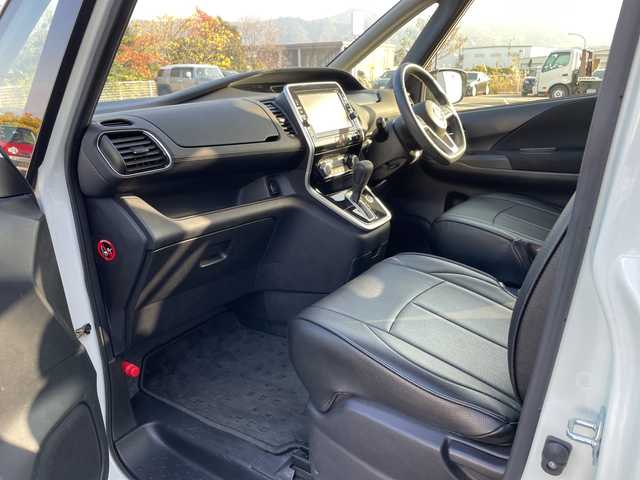 日産 セレナ ハイウェイスター 愛媛県 2017(平29)年 3.3万km ブリリアントホワイトパール 純正ナビ/Bluetooth/CD/DVD/フルセグ/SD/USB/アラウンドビューモニター/バックカメラ/クルーズコントロール/プロパイロット/片側パワースライドドア/ETC/純正16インチAW/純正フロアマット/コーナーセンサー/スマートキー/スペアキー/フォグランプ/保証書/取扱説明書/メンテナンスノート