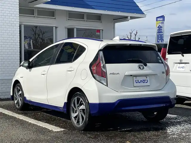 トヨタ アクア X－URBAN 徳島県 2015(平27)年 7.9万km ライムホワイトパールクリスタルシャイン (株)IDOMが運営する【じしゃロン徳島店】の自社ローン対象車両になります。こちらは現金ご利用時の価格です。自社ローンご希望の方は別途その旨お申付け下さい。/純正ナビ/Bluetooth/CD/DVD再生/バックカメラ/地デジ/ETC/純正エアロ/LEDヘッドライト