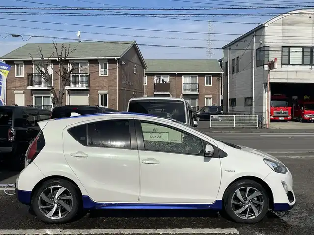 トヨタ アクア X－URBAN 徳島県 2015(平27)年 7.9万km ライムホワイトパールクリスタルシャイン (株)IDOMが運営する【じしゃロン徳島店】の自社ローン対象車両になります。こちらは現金ご利用時の価格です。自社ローンご希望の方は別途その旨お申付け下さい。/純正ナビ/Bluetooth/CD/DVD再生/バックカメラ/地デジ/ETC/純正エアロ/LEDヘッドライト