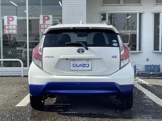 トヨタ アクア X－URBAN 徳島県 2015(平27)年 7.9万km ライムホワイトパールクリスタルシャイン (株)IDOMが運営する【じしゃロン徳島店】の自社ローン対象車両になります。こちらは現金ご利用時の価格です。自社ローンご希望の方は別途その旨お申付け下さい。/純正ナビ/Bluetooth/CD/DVD再生/バックカメラ/地デジ/ETC/純正エアロ/LEDヘッドライト