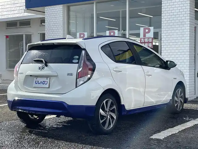 トヨタ アクア X－URBAN 徳島県 2015(平27)年 7.9万km ライムホワイトパールクリスタルシャイン (株)IDOMが運営する【じしゃロン徳島店】の自社ローン対象車両になります。こちらは現金ご利用時の価格です。自社ローンご希望の方は別途その旨お申付け下さい。/純正ナビ/Bluetooth/CD/DVD再生/バックカメラ/地デジ/ETC/純正エアロ/LEDヘッドライト