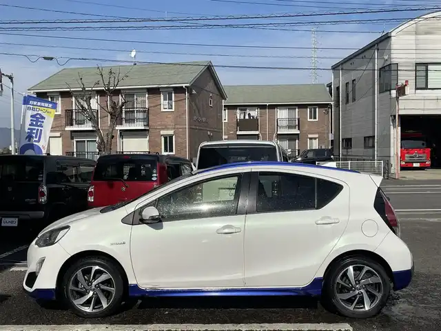 トヨタ アクア X－URBAN 徳島県 2015(平27)年 7.9万km ライムホワイトパールクリスタルシャイン (株)IDOMが運営する【じしゃロン徳島店】の自社ローン対象車両になります。こちらは現金ご利用時の価格です。自社ローンご希望の方は別途その旨お申付け下さい。/純正ナビ/Bluetooth/CD/DVD再生/バックカメラ/地デジ/ETC/純正エアロ/LEDヘッドライト