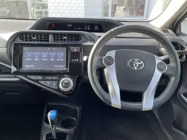 トヨタ アクア X－URBAN 徳島県 2015(平27)年 7.9万km ライムホワイトパールクリスタルシャイン (株)IDOMが運営する【じしゃロン徳島店】の自社ローン対象車両になります。こちらは現金ご利用時の価格です。自社ローンご希望の方は別途その旨お申付け下さい。/純正ナビ/Bluetooth/CD/DVD再生/バックカメラ/地デジ/ETC/純正エアロ/LEDヘッドライト