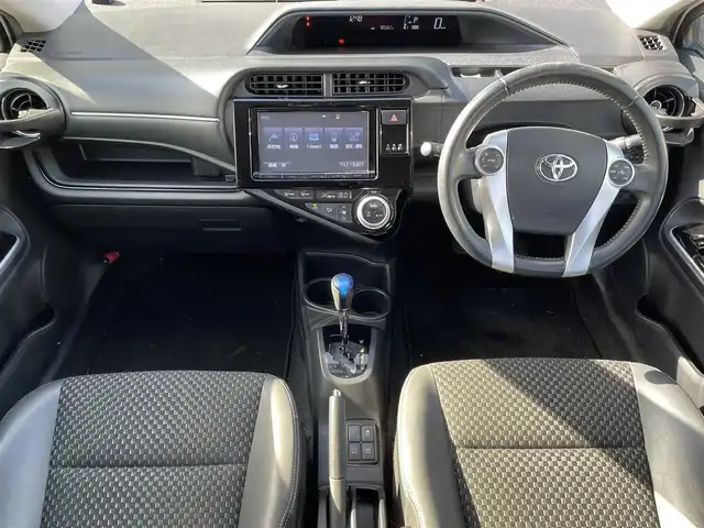 トヨタ アクア X－URBAN 徳島県 2015(平27)年 7.9万km ライムホワイトパールクリスタルシャイン (株)IDOMが運営する【じしゃロン徳島店】の自社ローン対象車両になります。こちらは現金ご利用時の価格です。自社ローンご希望の方は別途その旨お申付け下さい。/純正ナビ/Bluetooth/CD/DVD再生/バックカメラ/地デジ/ETC/純正エアロ/LEDヘッドライト