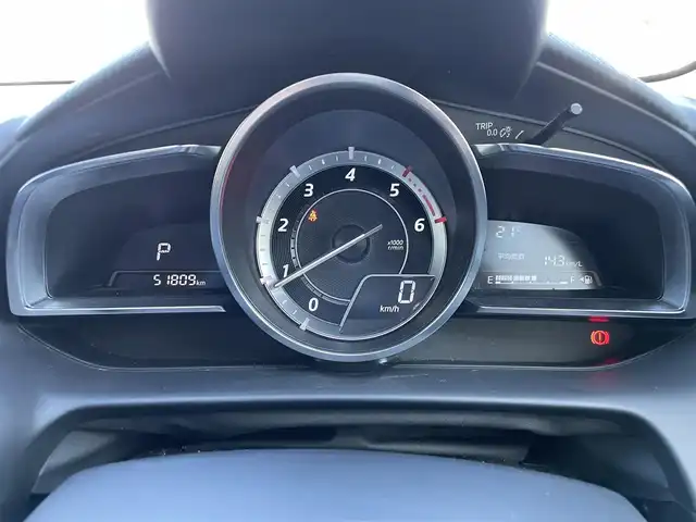 マツダ デミオ XD ツーリング 静岡県 2015(平27)年 5.2万km スノーフレイクホワイトパールマイカ ディーゼルターボ車/純正ナビ/（AM/FM/BT/USB）/バックカメラ/クルーズコントロール/ヘッドアップディスプレイ/スマートキー/プッシュスタート/パドルシフト/LEDヘッドライト/純正16インチアルミホイール/純正フロアマット/横滑り防止装置/電格ミラー/取扱説明書/保証書