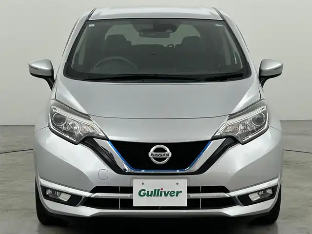 日産 ノート e－パワー メダリスト 福岡県 2017(平29)年 2.5万km ブリリアントシルバー 純正ナビ（ＢＴ，フルセグＴＶ）　/バックカメラ　/前方ドライブレコーダー　/ＥＴＣ　/エマージェンシーブレーキ　/レーンキープ　/横滑り防止装置　/ハーフレザーシート　/純正フロアマット　/純正１５インチＡＷ　/ＬＥＤ
