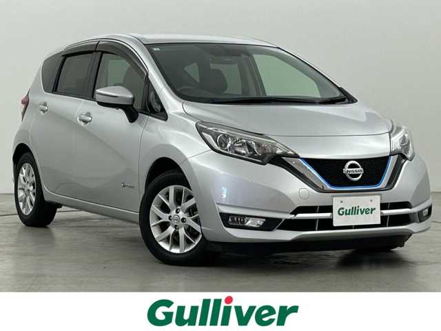 日産 ノート e－パワー メダリスト 福岡県 2017(平29)年 2.5万km ブリリアントシルバー 純正ナビ（ＢＴ，フルセグＴＶ）　/バックカメラ　/前方ドライブレコーダー　/ＥＴＣ　/エマージェンシーブレーキ　/レーンキープ　/横滑り防止装置　/ハーフレザーシート　/純正フロアマット　/純正１５インチＡＷ　/ＬＥＤ