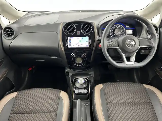 日産 ノート e－パワー メダリスト 福岡県 2017(平29)年 2.5万km ブリリアントシルバー 純正ナビ（ＢＴ，フルセグＴＶ）　/バックカメラ　/前方ドライブレコーダー　/ＥＴＣ　/エマージェンシーブレーキ　/レーンキープ　/横滑り防止装置　/ハーフレザーシート　/純正フロアマット　/純正１５インチＡＷ　/ＬＥＤ