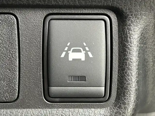 日産 ノート e－パワー メダリスト 福岡県 2017(平29)年 2.5万km ブリリアントシルバー 純正ナビ（ＢＴ，フルセグＴＶ）　/バックカメラ　/前方ドライブレコーダー　/ＥＴＣ　/エマージェンシーブレーキ　/レーンキープ　/横滑り防止装置　/ハーフレザーシート　/純正フロアマット　/純正１５インチＡＷ　/ＬＥＤ