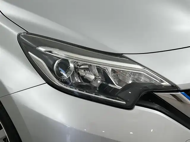 日産 ノート e－パワー メダリスト 福岡県 2017(平29)年 2.5万km ブリリアントシルバー 純正ナビ（ＢＴ，フルセグＴＶ）　/バックカメラ　/前方ドライブレコーダー　/ＥＴＣ　/エマージェンシーブレーキ　/レーンキープ　/横滑り防止装置　/ハーフレザーシート　/純正フロアマット　/純正１５インチＡＷ　/ＬＥＤ