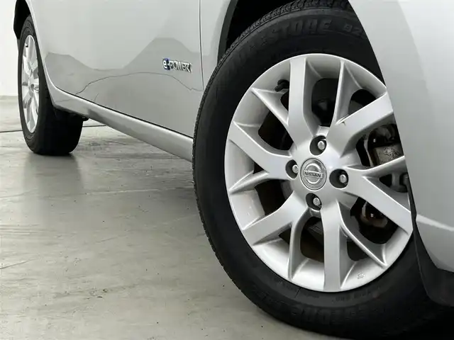 日産 ノート e－パワー メダリスト 福岡県 2017(平29)年 2.5万km ブリリアントシルバー 純正ナビ（ＢＴ，フルセグＴＶ）　/バックカメラ　/前方ドライブレコーダー　/ＥＴＣ　/エマージェンシーブレーキ　/レーンキープ　/横滑り防止装置　/ハーフレザーシート　/純正フロアマット　/純正１５インチＡＷ　/ＬＥＤ