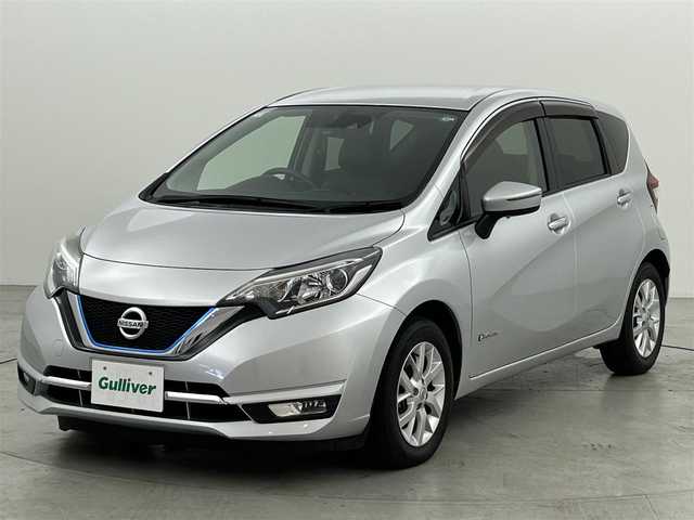 日産 ノート e－パワー メダリスト 福岡県 2017(平29)年 2.5万km ブリリアントシルバー 純正ナビ（ＢＴ，フルセグＴＶ）　/バックカメラ　/前方ドライブレコーダー　/ＥＴＣ　/エマージェンシーブレーキ　/レーンキープ　/横滑り防止装置　/ハーフレザーシート　/純正フロアマット　/純正１５インチＡＷ　/ＬＥＤ