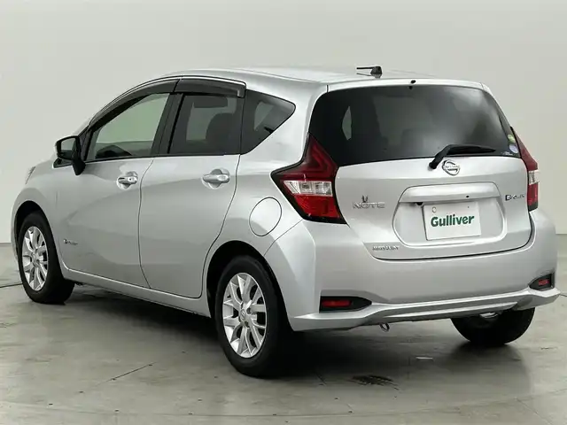 日産 ノート e－パワー メダリスト 福岡県 2017(平29)年 2.5万km ブリリアントシルバー 純正ナビ（ＢＴ，フルセグＴＶ）　/バックカメラ　/前方ドライブレコーダー　/ＥＴＣ　/エマージェンシーブレーキ　/レーンキープ　/横滑り防止装置　/ハーフレザーシート　/純正フロアマット　/純正１５インチＡＷ　/ＬＥＤ